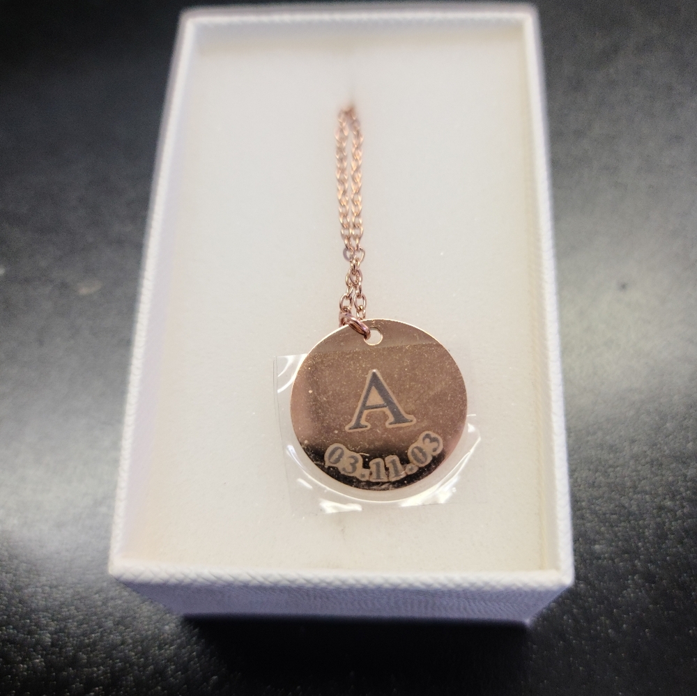 Mignon & Mignon Inital A necklace Rosegold